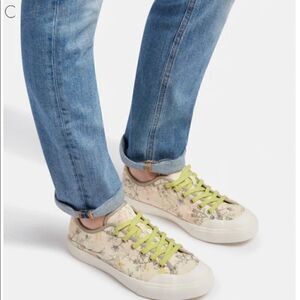Clear by dolce vita
BRYTON SNEAKERS IN CREAM MULTI FLORAL sz 7.5